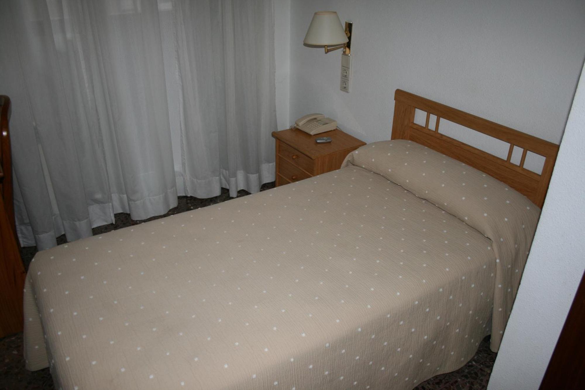Hostal Puente De Piedra Zaragoza Room photo